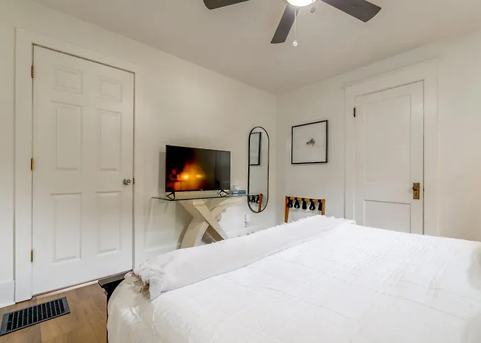 Ferienhaus Cozy 3-bedroom Close To Isu & Iwu, Sleeps 6