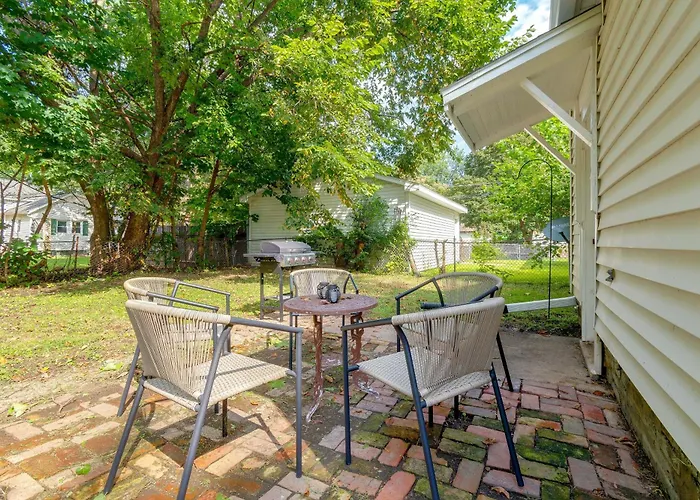 Cozy 3-bedroom Close To Isu & Iwu, Sleeps 6 Bloomington